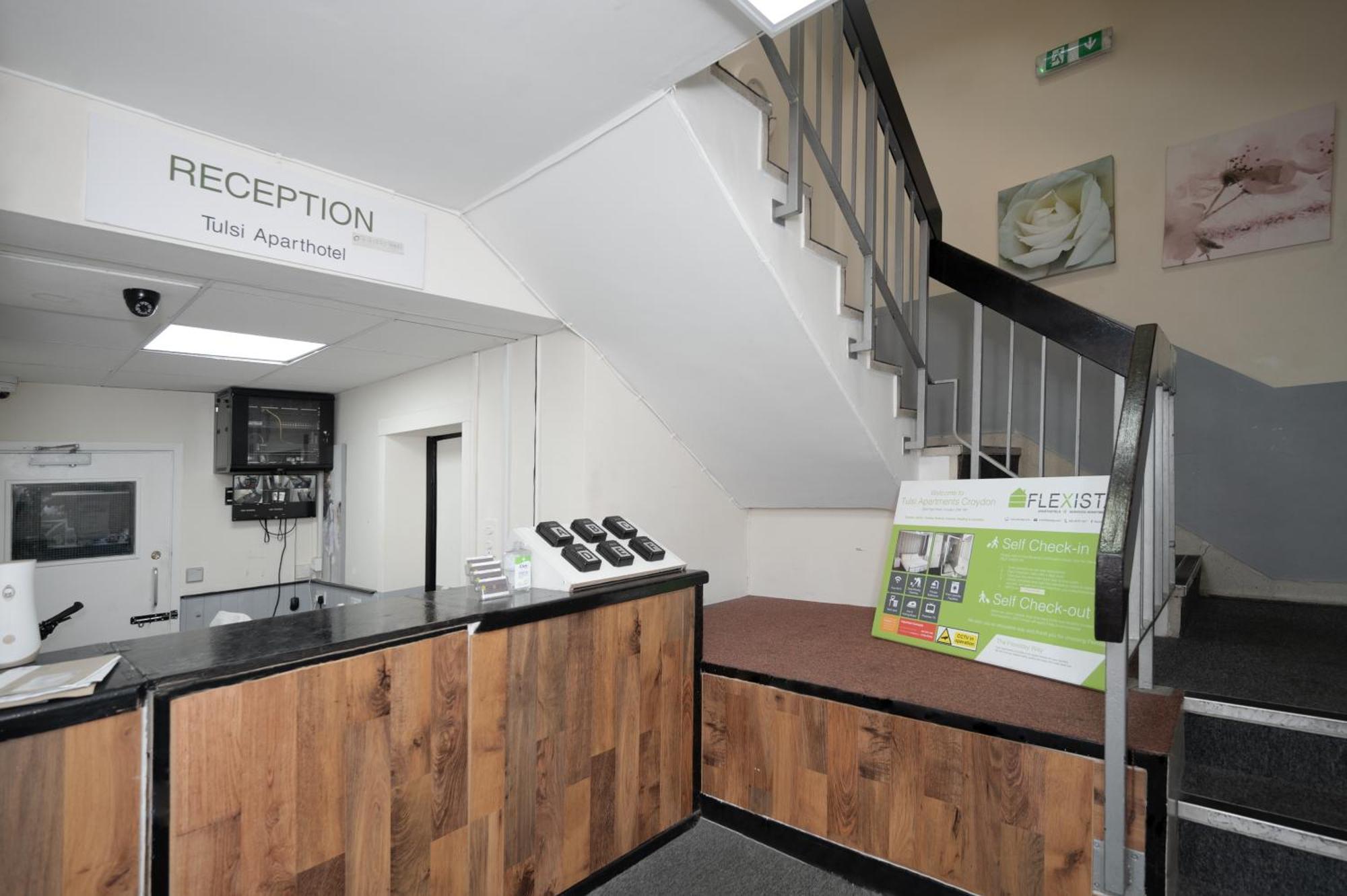 Flexistay Tulsi Aparthotel Croydon Bagian luar foto