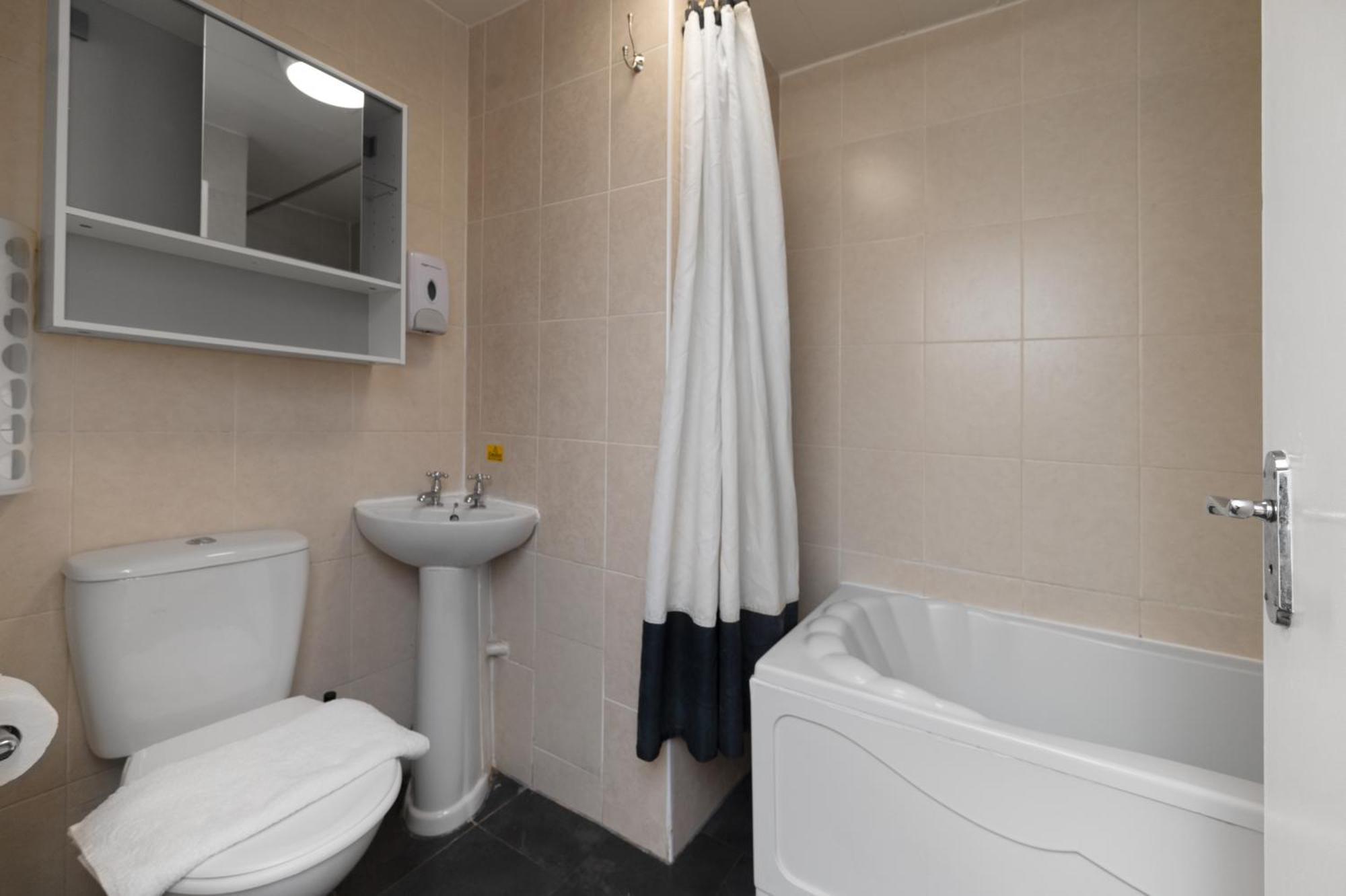 Flexistay Tulsi Aparthotel Croydon Bagian luar foto