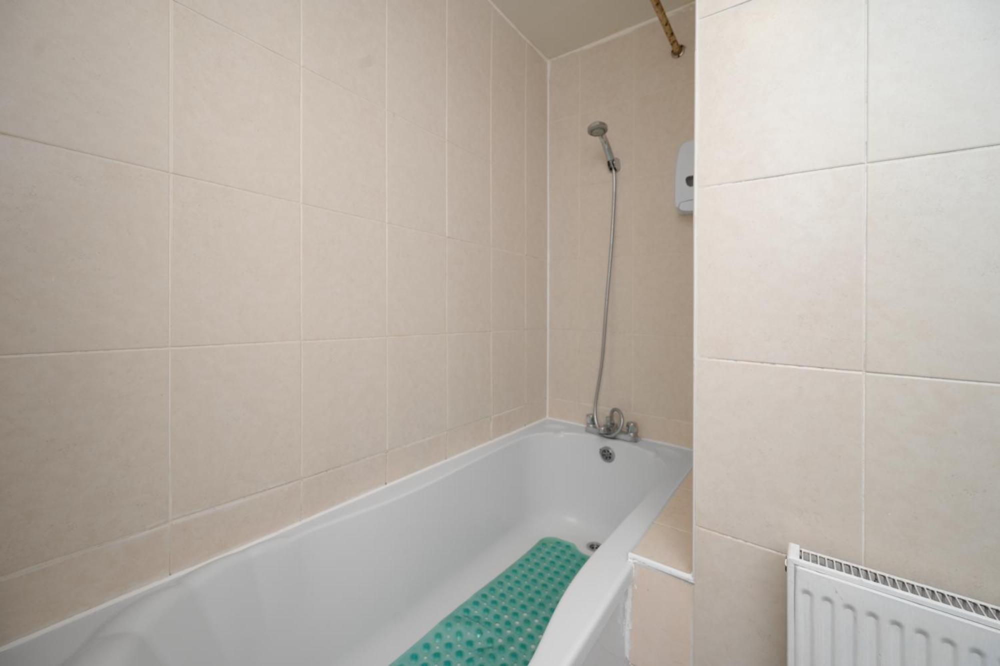 Flexistay Tulsi Aparthotel Croydon Bagian luar foto