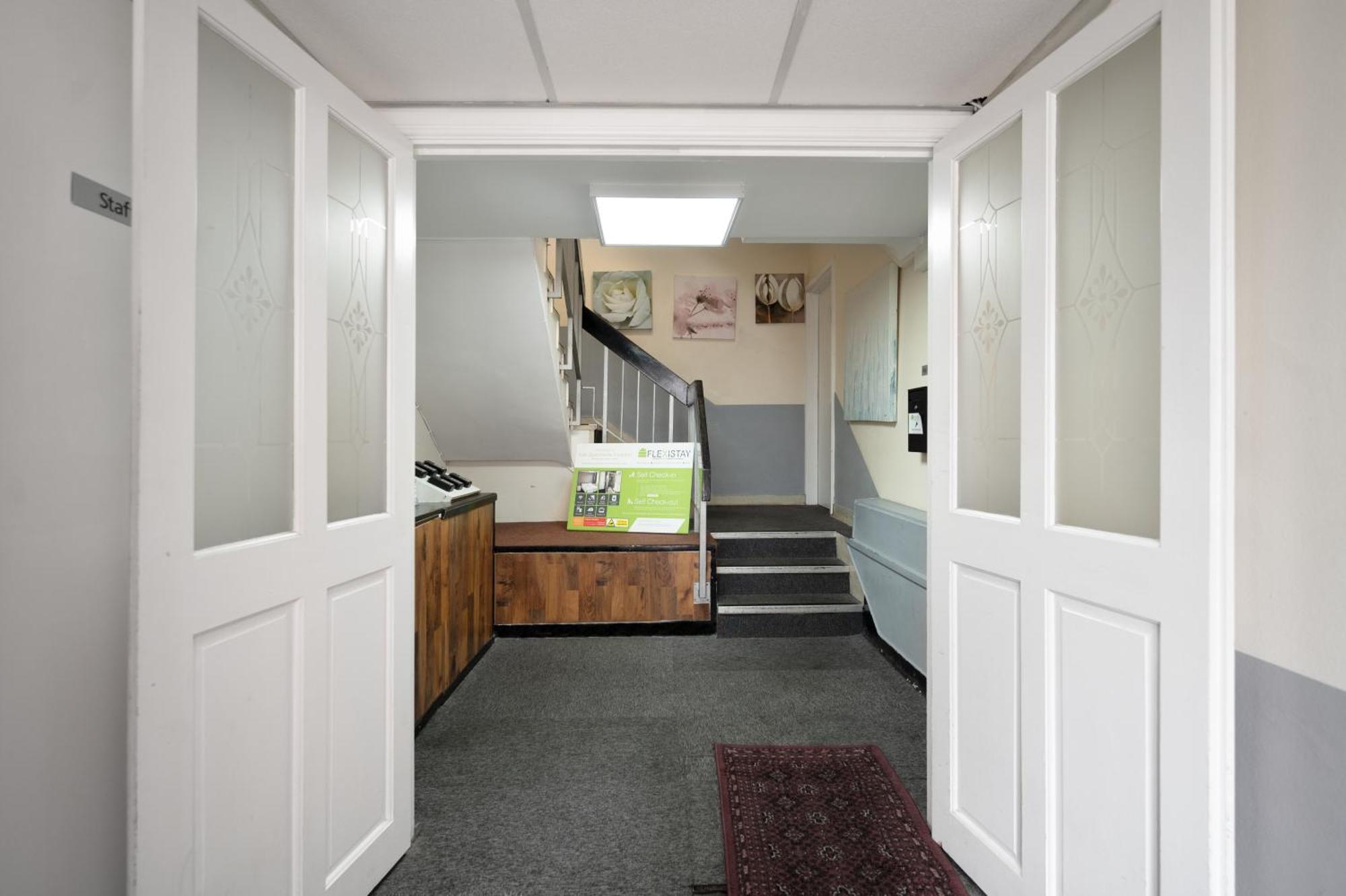 Flexistay Tulsi Aparthotel Croydon Bagian luar foto