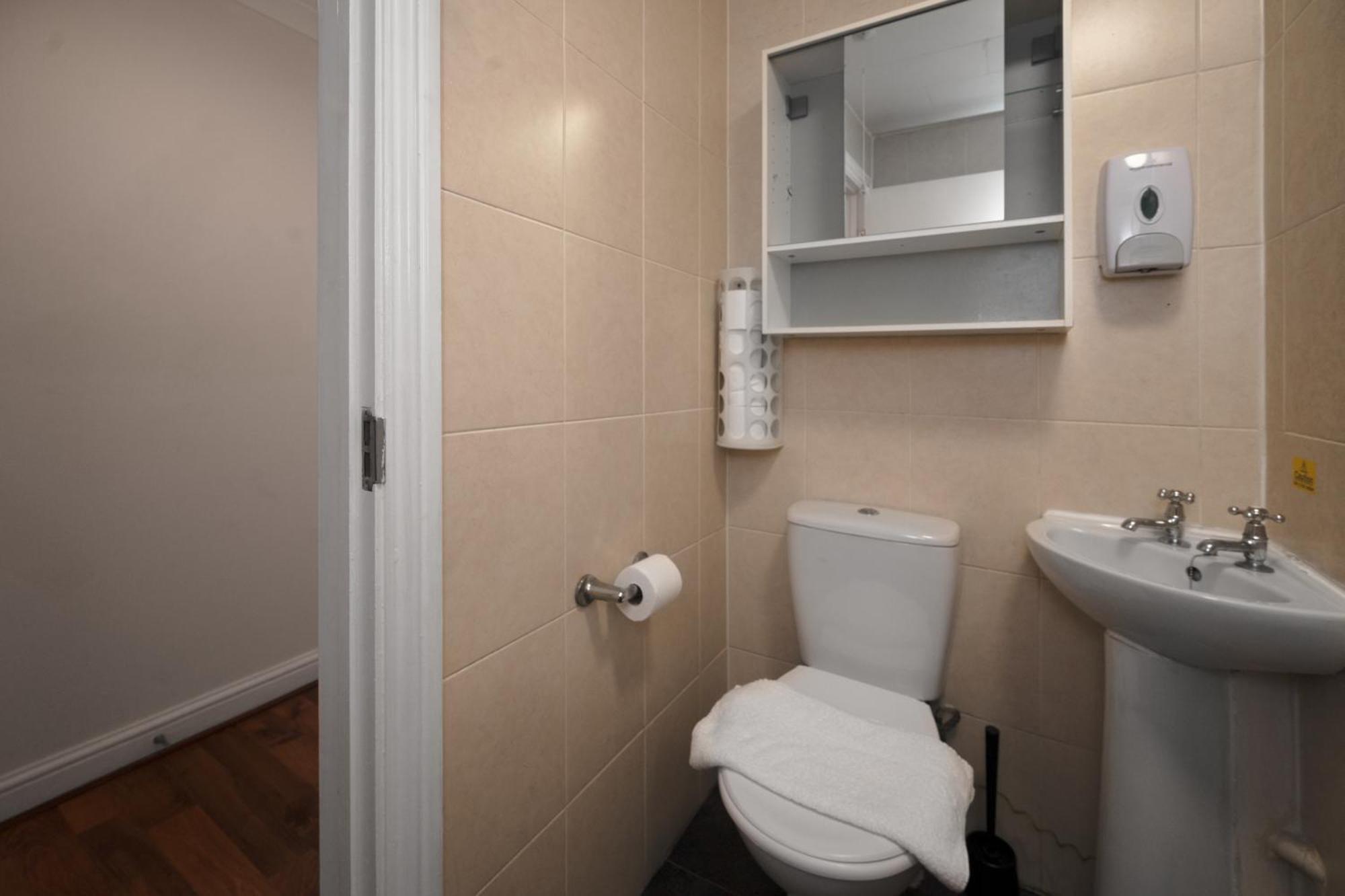 Flexistay Tulsi Aparthotel Croydon Bagian luar foto