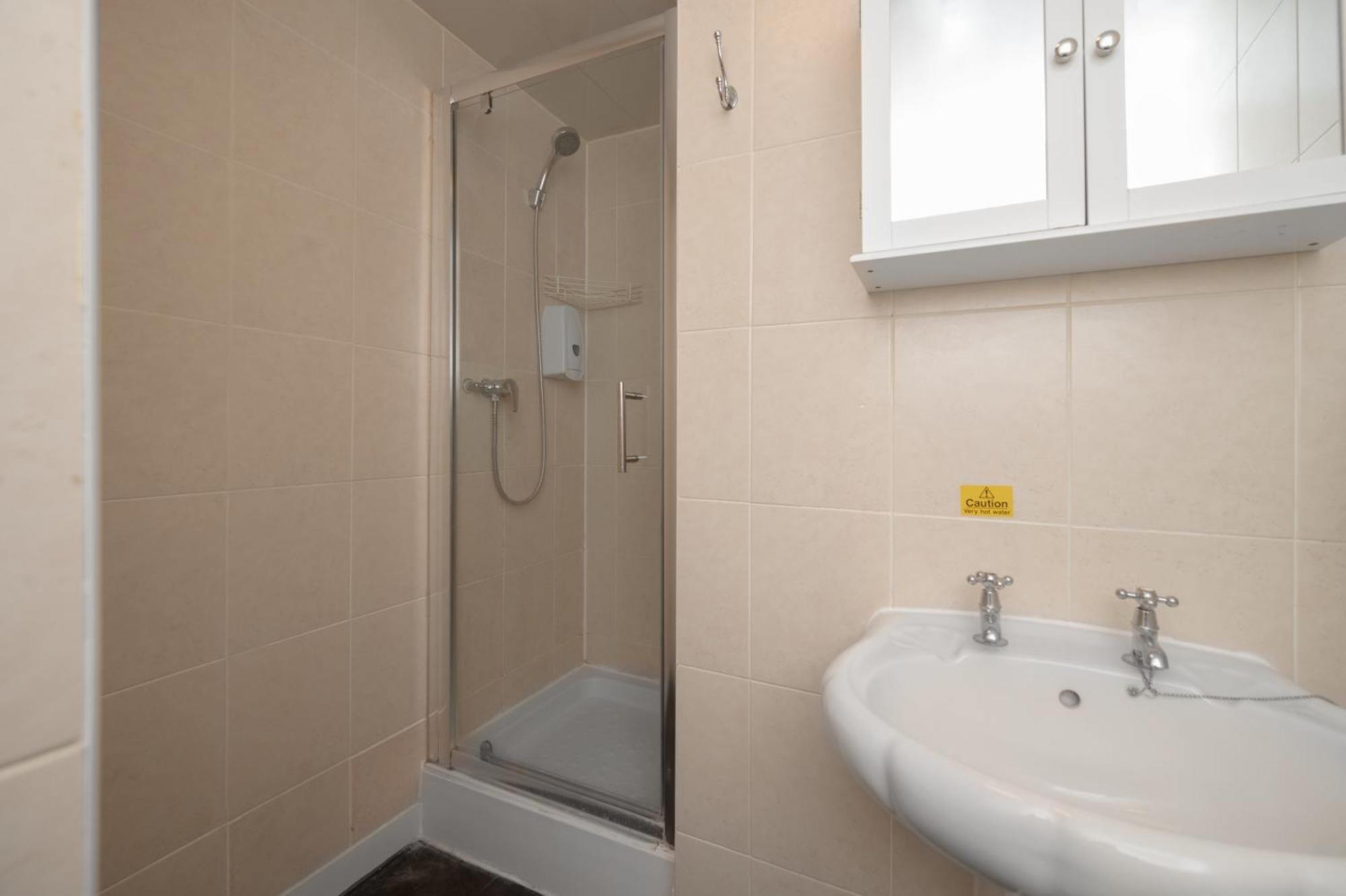 Flexistay Tulsi Aparthotel Croydon Bagian luar foto