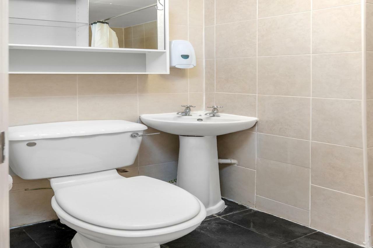 Flexistay Tulsi Aparthotel Croydon Bagian luar foto